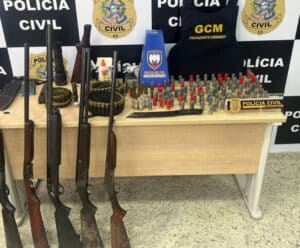 Polícia prende quatro pessoas com espingardas em Presidente Kennedy
