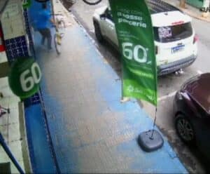 Cara de pau! Vídeo mostra homem furtando bicicleta em loja de Cachoeiro homem furta bicicleta em Cachoeiro