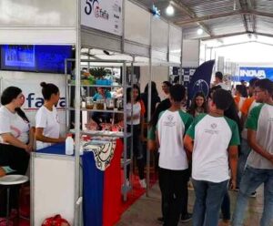 Aberto o Inova Capixaba em Alegre que segue até esta sexta (6) Foto mostra área do Inova Capixaba em Alegre com pessoas circulando nele