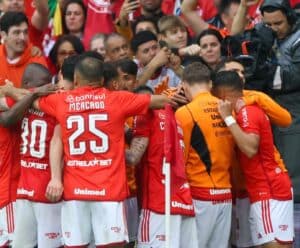 Inter se reabilita de eliminação na Libertadores e vence Grêmio por 3 a 2