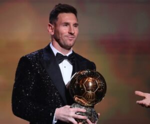 Messi conquista oitava Bola de Ouro no dia do aniversário de Maradona