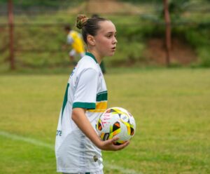 Liz é a primeira menina a jogar entre meninos em competições da FES Liz indo cobrar o lateral