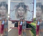 Maraisa encontra caminhão com homenagem a Marília Mendonça