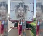 Maraisa encontra caminhão com homenagem a Marília Mendonça