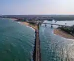 Rota no Sul do Espírito Santo une praias, falésias e história da imigração