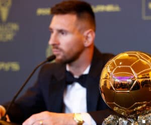 Cristiano Ronaldo ‘zomba’ de premiação da oitava Bola de Ouro de Messi Lionel Messi e sua oitava Bola de Ouro