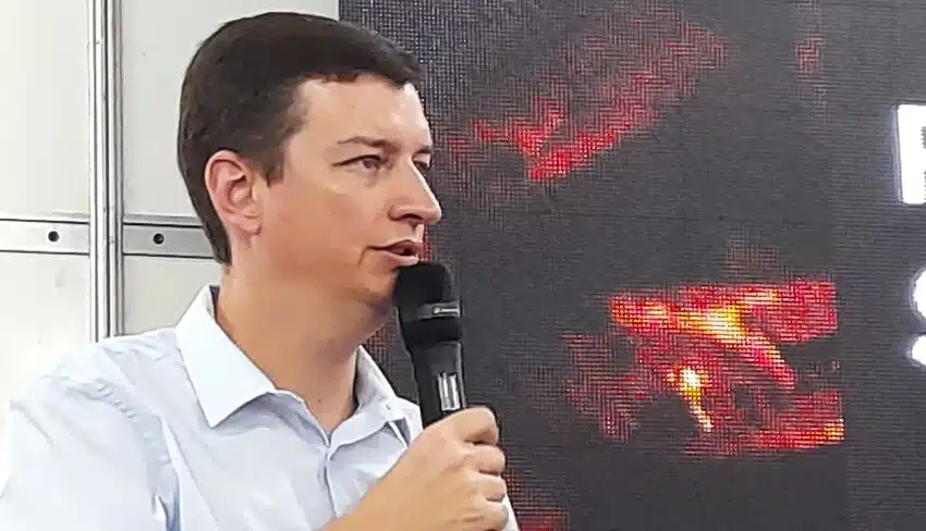 Foto do subsecretário Michel Tesch falando no microfone falando em tornar o Estado em referência do café no mundo