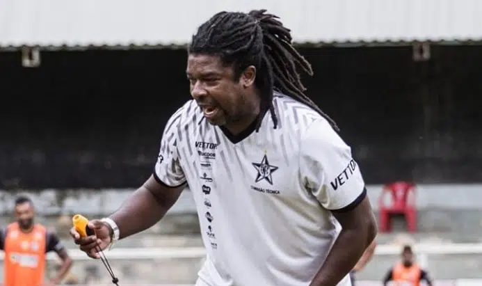 Técnico Ney Barreto em treino do Estrela do Norte