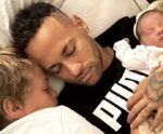 Neymar paizão? Jogador posta foto com filhos no colo