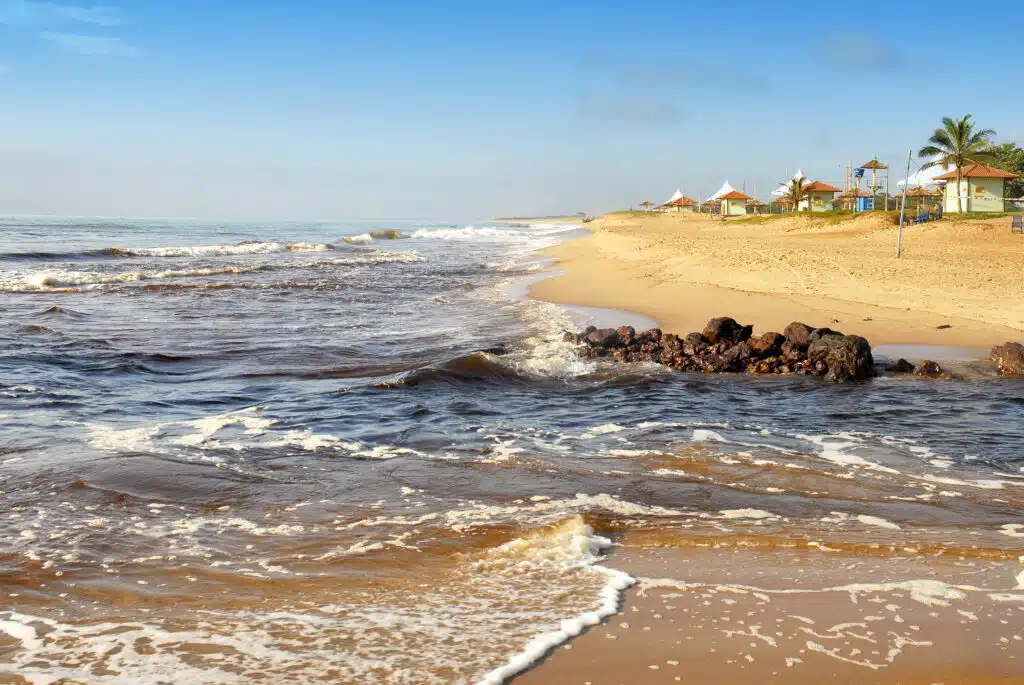 As praias de Presidente Kennedy atraem muitos turistas no verão