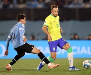 Jogadores disputando bola