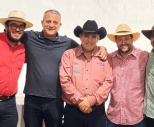 Foto mostra ex-prefeito, prefeito e vereadores, de situação e oposição juntos, em Ibatiba