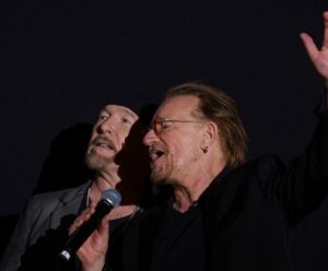 U2 homenageia vítimas de ataque em Israel com nova versão de ‘Pride’ em show