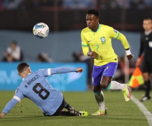 Vini Jr. driblando o adversário