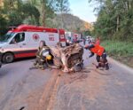 Carro fica destruído e quatro pessoas ficam feridas em acidente na BR-262