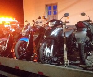 Operação da PM apreende oito motos barulhentas em Alegre motos barulhentas apreendidas em Alegre