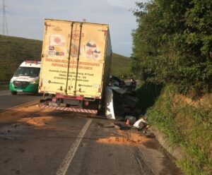 VÍDEO | Acidente entre caminhão e carros interdita a BR-101 Sul