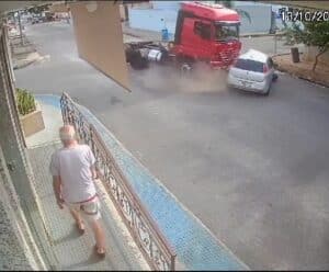 Cenas fortes! Motorista fica preso às ferragens após carro bater em carreta no ES