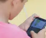 Uso inadequado da rede digital afeta desenvolvimento infantil, diz secretário