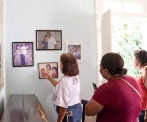 Pessoas olhando fotos na parede