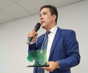 Ex-secretário do ES recebe título internacional de líder ambiental