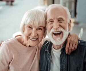 Harmonização dentária: idosos buscam cada vez mais o procedimento A foto mostra casal de idosos