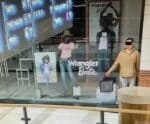 Homem é acusado de se passar por manequim em vitrine para roubar loja