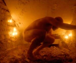Videoarte “A Metamorfose” é exibida em vias públicas de Cachoeiro Homem encenando peça no meio do fogo