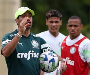 Abel recebe oferta de time do Catar e pode deixar o Palmeiras Técnico Abel Ferreira durante treino do Palmeiras