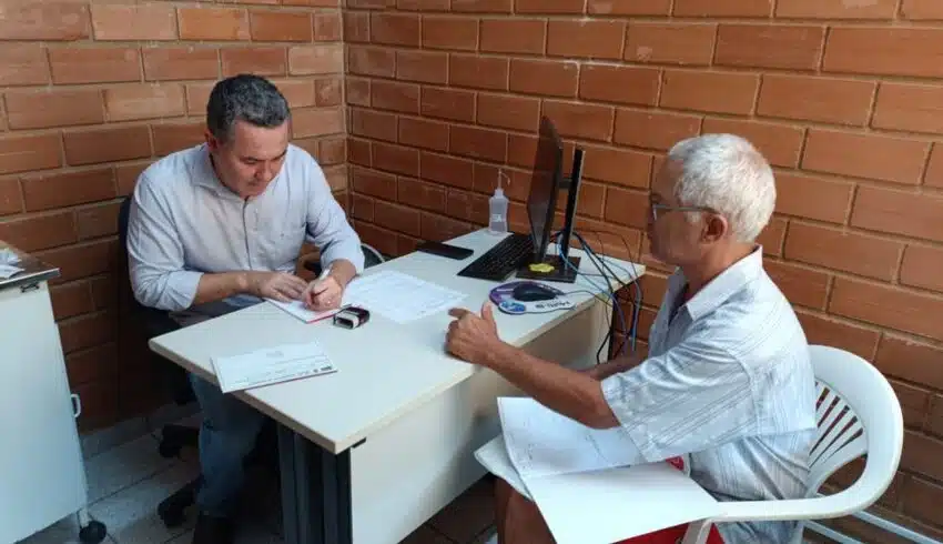 Homem realizando uma consulta com um médico