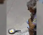 VÍDEO | Ambulante frita ovo na calçada com calor do sol em Cachoeiro