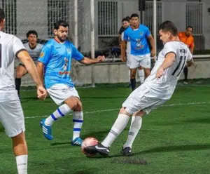 Campeonato de vôlei e futebol society reúne servidores em Marataízes Jogador chutando a bola
