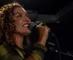 Cantora cachoeirense e médica faz show com canções de Roberto e Erasmo