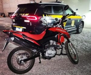 Suspeito é flagrado com moto clonada na BR-101. Veja o desfecho da ação