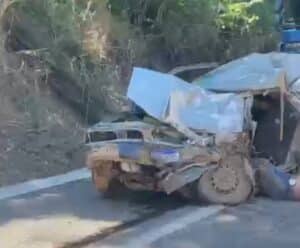 VÍDEO | Grave acidente com carretas e carro deixa um morto em Ibatiba
