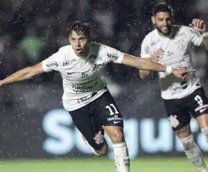 Corinthians bate Vasco e vê risco de rebaixamento diminuir no Brasileirão Corinthians e Vasco