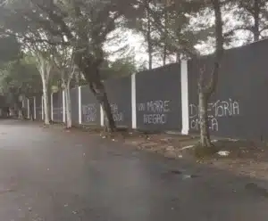 Sede do Corinthians é alvejada por tiros e tem muros pichados Muros do Parque São Jorge
