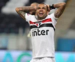 Mulher que acusa Daniel Alves de estupro irá processar mãe do jogador