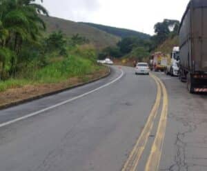 Três pessoas morrem em batida entre carreta e carro em rodovia do ES