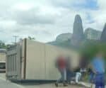 Duas pessoas ficam feridas após caminhão tombar em Cachoeiro de Itapemirim