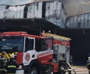 Cacau Show: combate ao incêndio em fábrica do ES segue em andamento