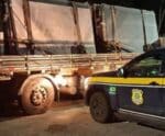 Carreta com carga irregular de granito é apreendida em Atílio Vivácqua
