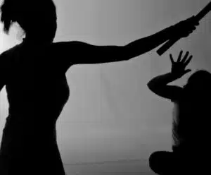 Mulher é flagrada espancando a filha de 11 anos no Espírito Santo