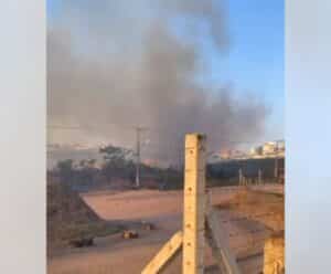 Incêndio de grande proporção atinge área de mata em Marataízes