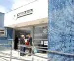 Mulher pula de veículo para fugir das agressões do marido em Marataízes