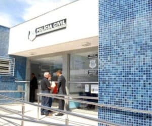 Mulher pula de veículo para fugir das agressões do marido em Marataízes