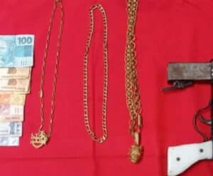Adolescente é apreendido com submetralhadora dentro de táxi em Alegre