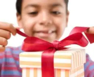 Natal Solidário leva brinquedos para crianças de bairro em Guaçuí