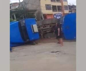 Caminhão em obra de macrodrenagem tomba na entrada do bairro Zumbi