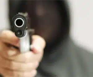 Criminosos roubam mulheres, um foge e o outro acaba preso em Cachoeiro